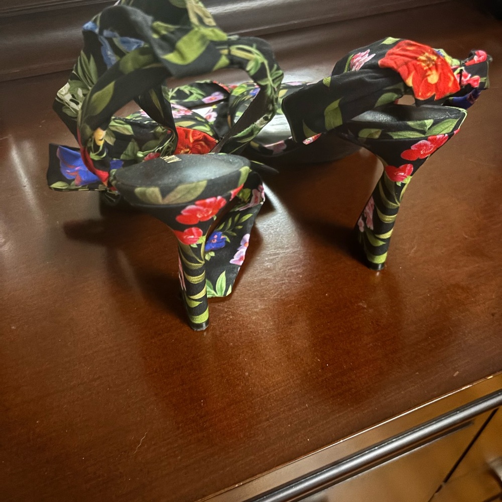 Nine West Black Floral Heels - Size 8, Worn Once - Picture 3 of 5